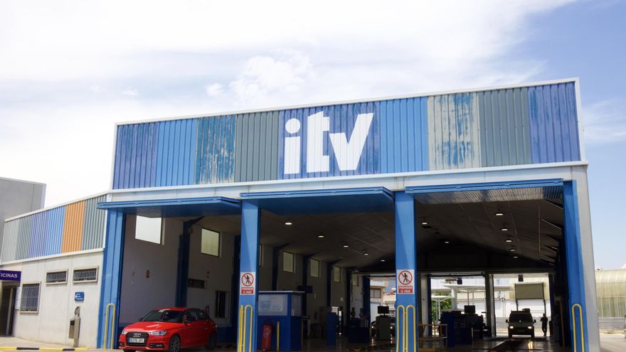 Buenas noticias para los conductores en España: si están en esta lista, no pasan la ITV en 2025