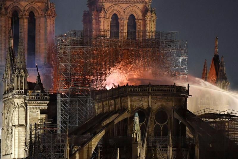 Incendio en la Catedral de Nôtre Dame