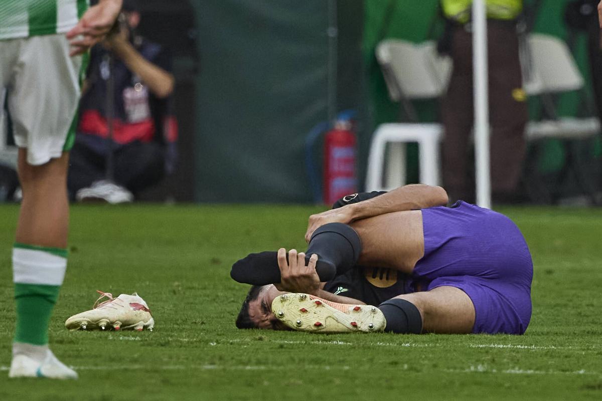Gerard Martín se duele de un pisotón que le obligó a ser sustituido en el descanso del Betis-Barça.