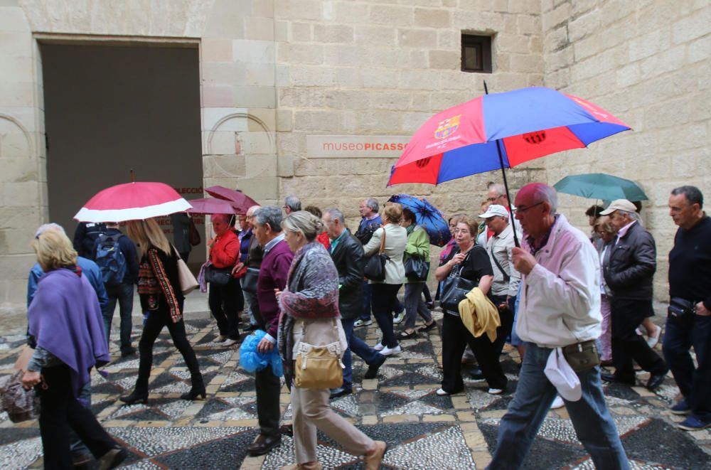 Hasta 4.000 turistas llegados en dos cruceros han pasado una jornada marcada por la lluvia este martes, durante su escala en la capital de la Costa del Sol