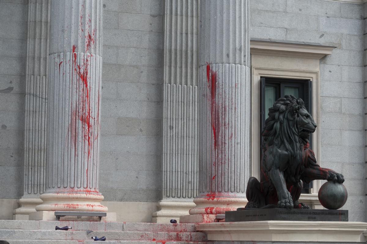 MADRID, 30/03/2023.- Uno de los leones del Congreso, cubierto con pintura roja después de una acción reivindicativa de Rebelión Científica este jueves en Madrid. EFE/ J.J. Guillén