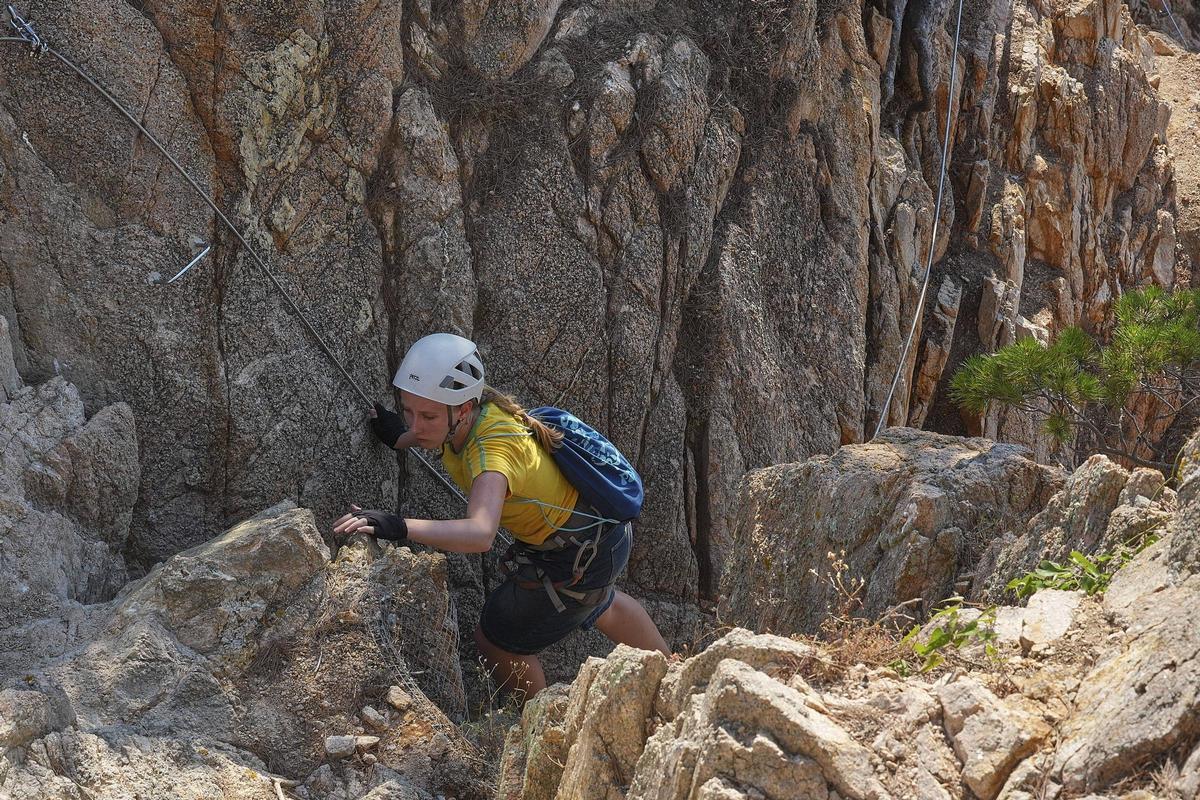 Les imatges de la via ferrada de la Cala del Molí que hauran de desmantellar Les imatges de la via ferrada de la Cala del Molí que hauran de desmantellar