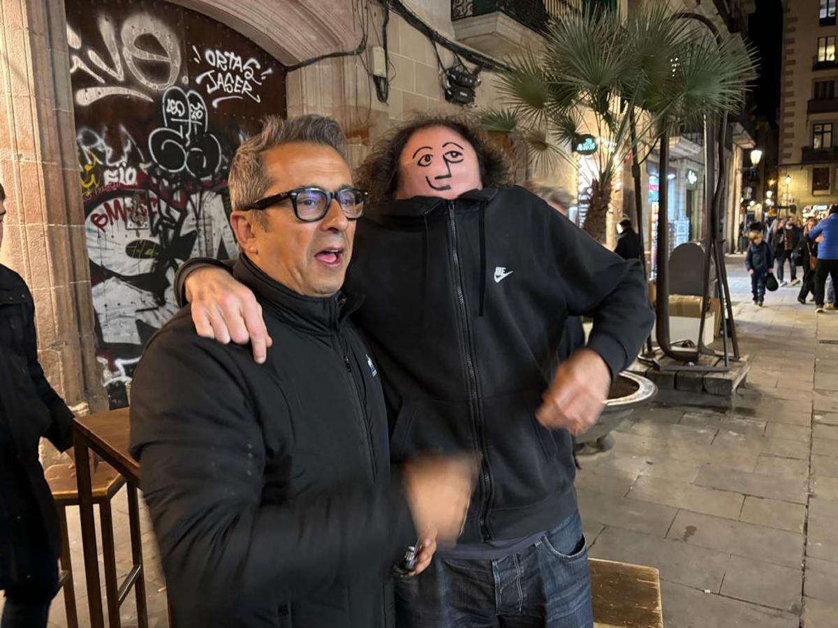 Barcelona Buenafuente y Mikel Urmeneta posan con  una cara en la calva