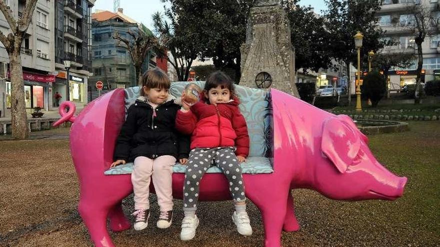 Nueva pieza para la Pork Art  |  La colección de esculturas porcinas de la muestra Lalín Pork Art del Concello de Lalín cuenta con una nueva pieza. Se trata de una escultura que fue restaurada por el artista local Luchi Iglesias. La pieza tiene tanto la vertiente artística como funcional, pues puede utilizarse, siempre con cuidado, como banco.