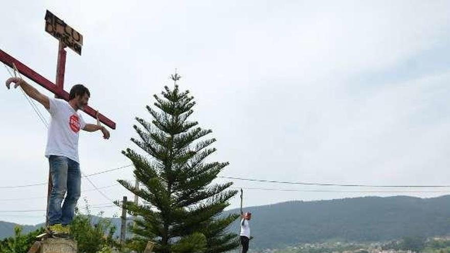 Vecinos &quot;crucificados&quot; en protesta contra los derribos. // Gustavo Santos