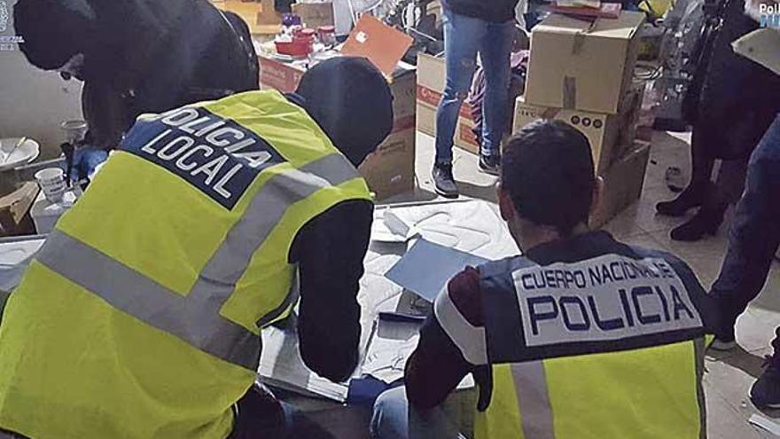 Agentes de la PolicÃ­a Nacional y de la PolicÃ­a Local, en el piso donde se cultivaba marihuana.