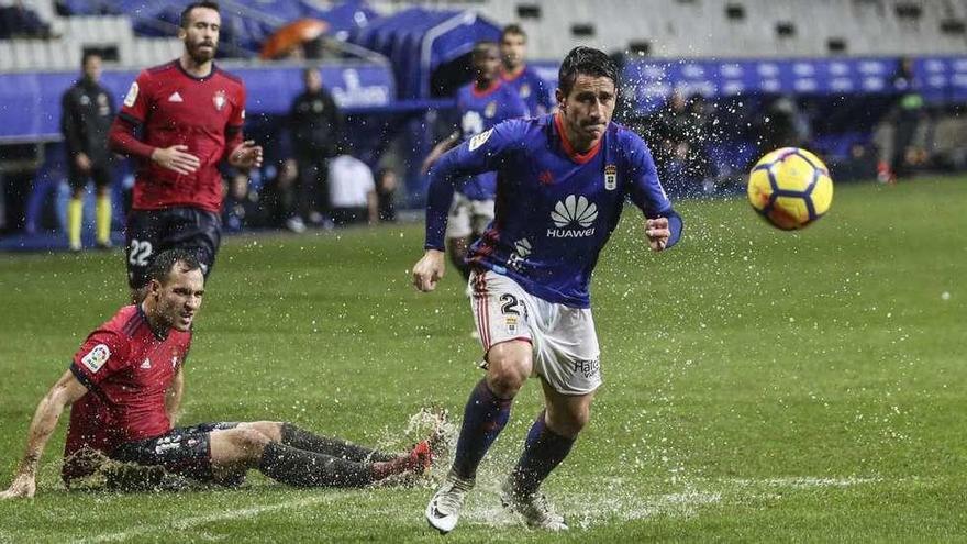 Berjón se adentra en el área en el Oviedo-Osasuna de esta temporada en el Tartiere (1-0).