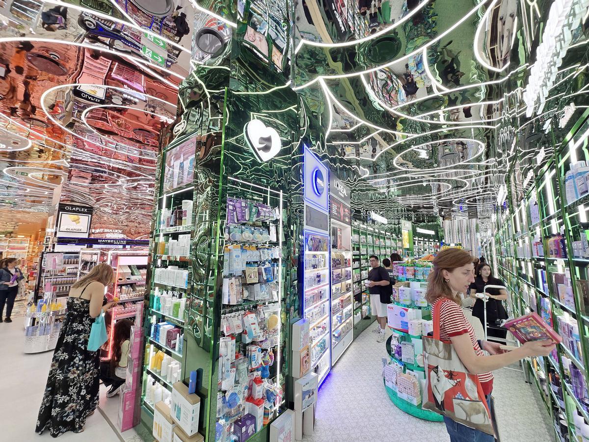 Vigo (Centro Comercial Vialia). Mucho ambiente de compras. Primor, tienda de perfumería y cosméticos