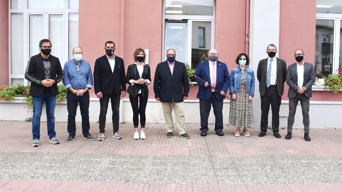 L&#039;equip de govern de Calonge i Sant Antoni sorgit després de la moció de censura del 2020, amb l&#039;alcalde al centre -amb la vara- i Norbert Botella, al lateral dret