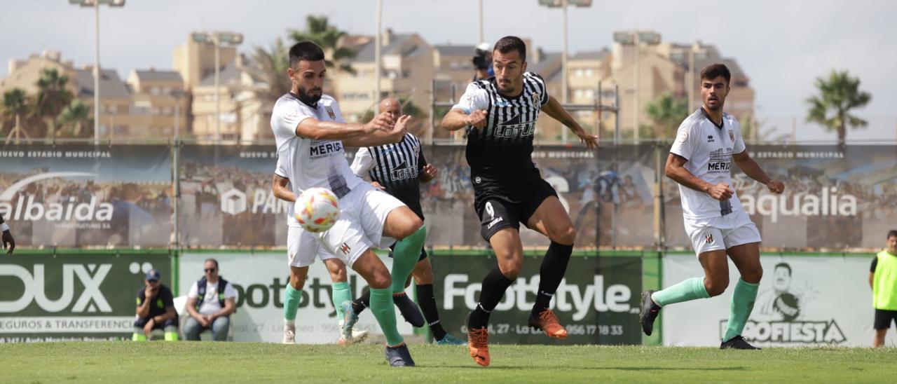 Jugadores de la Balompédica Linense y Mérida pugnan por el balón.