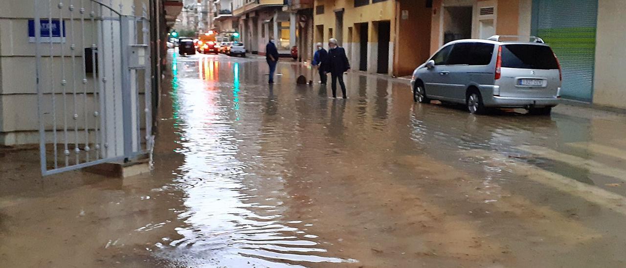 Estado que presentaba a primera hora de la tarde de ayer el cruce de las calles Simat y l’Alquenència, en Alzira. | PASCUAL FANDOS