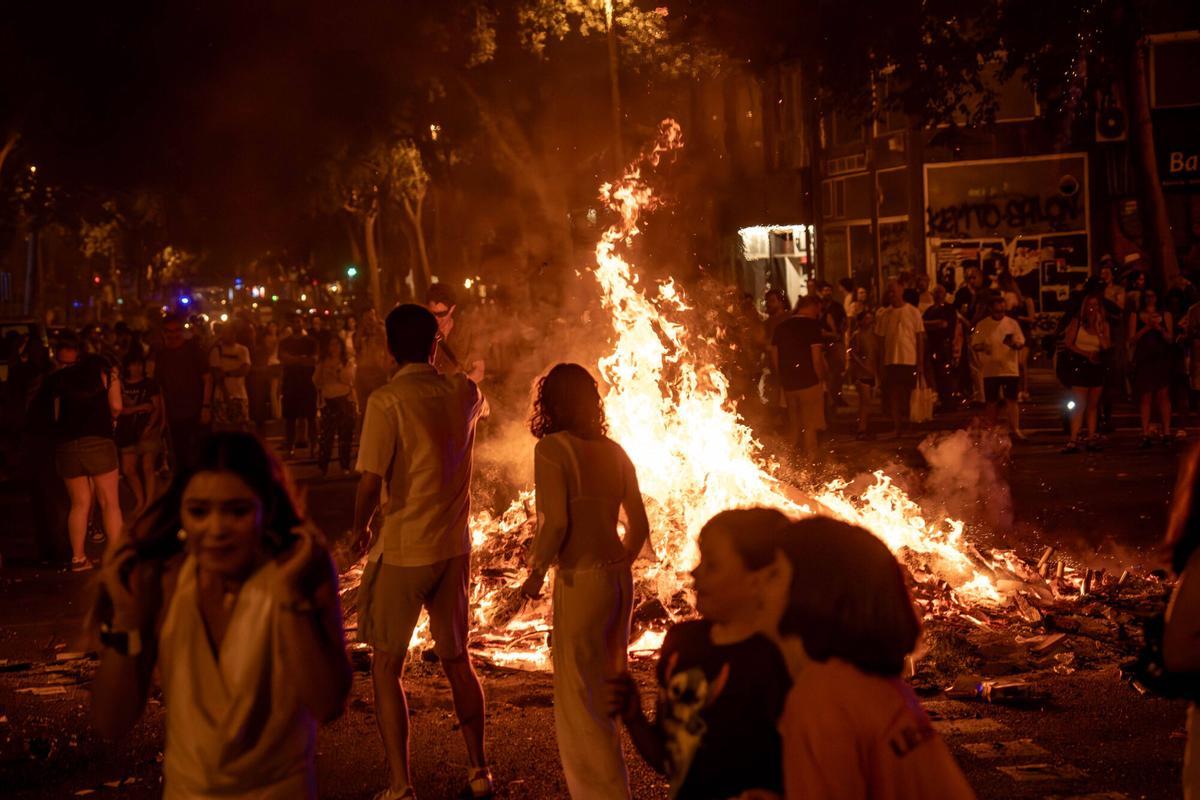 Barcelona 23/06/2026 Sociedad Niños y mayores se divierten junto a la hoguera de Sant Antoni durante la Verbena de Sant Joan. AUTOR: JORDI OTIX
