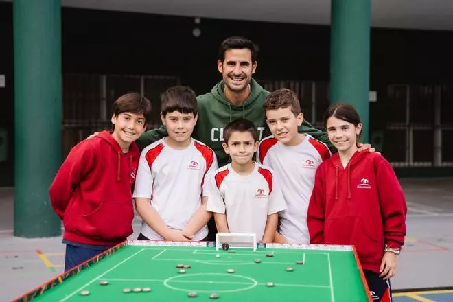 Vuelve el fútbolchapas: los niños de un colegio de Madrid redescubren el juego que hizo historia