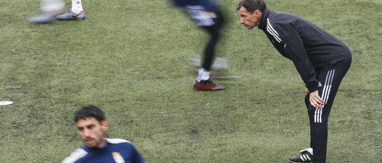 Ziganda, ayer, durante el entrenamiento del Oviedo en las Instalaciones Tensi, con Brugman en primer término. | Luisma Murias