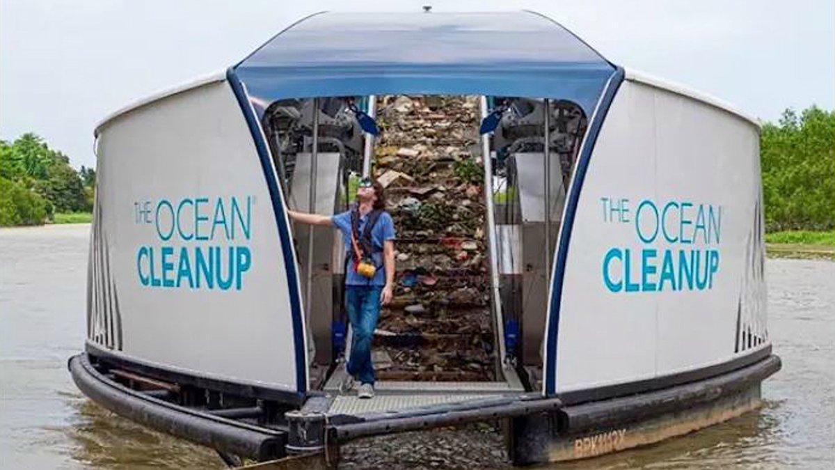 Boyan Slat, en su barcaza de 'The Ocean CleanUp'