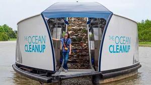 Boyan Slat, en su barcaza de ’The Ocean CleanUp’.