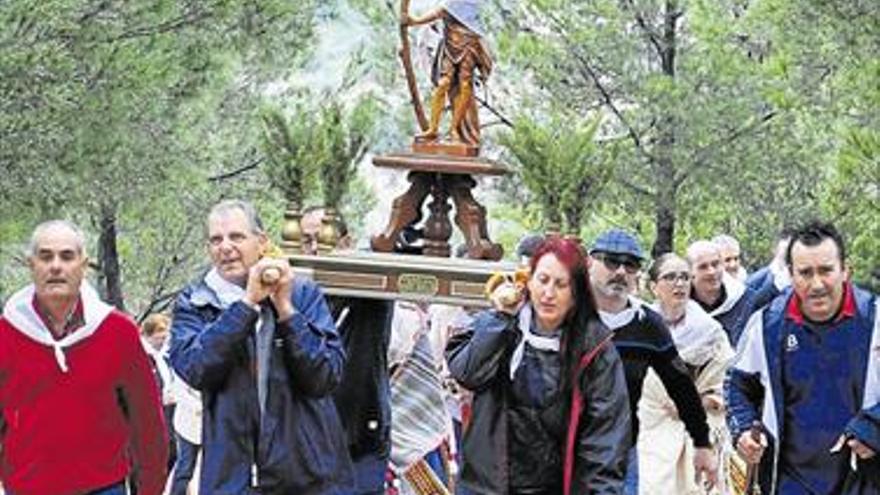 Vall d’Alba planta cara a la lluvia y honra a Sant Cristòfol