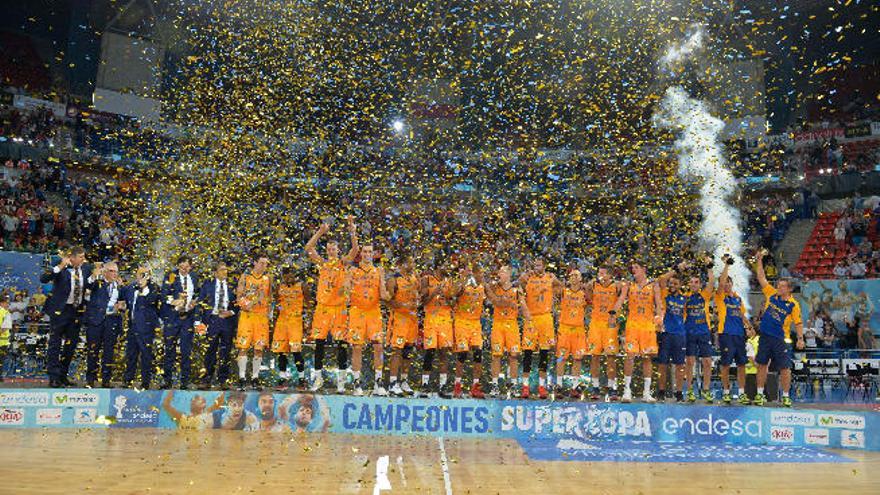 La tradicional lluvia de confeti acompañó al momento más feliz y emocionante, cuando los campeones en el podio levantaron el trofeo. Misión cumplida.