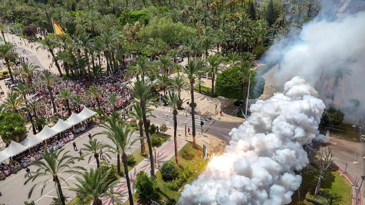 La primera mascletà de las Fiestas de Elche de 2025 vista desde el aire