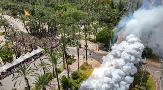 La primera mascletà de las fiestas de Elche vista desde el aire