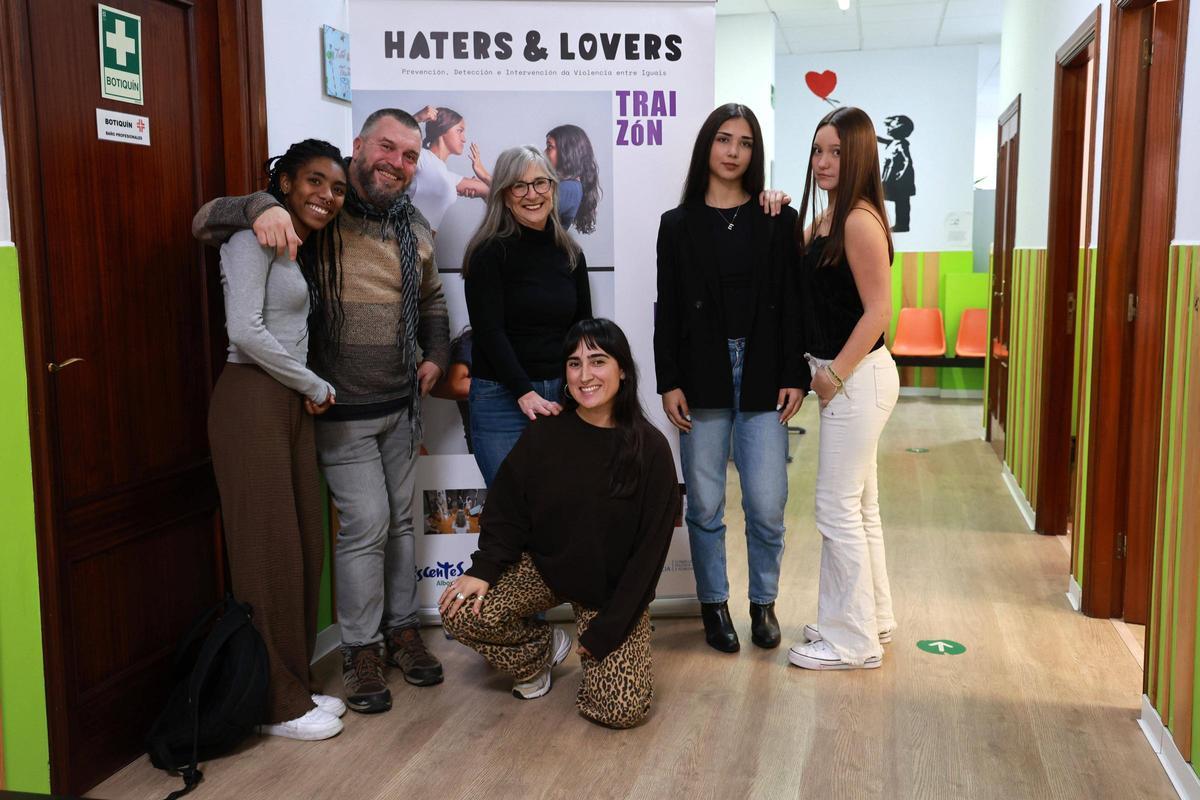 Las jóvenes que realizaron la imágenes, junto con la fotógrafa que desarrolló el taller y educadores de Alborada.
