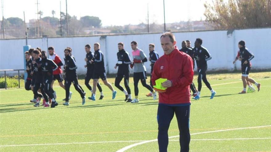 Munitis dirige su primer entrenamiento con la plantilla del Badajoz