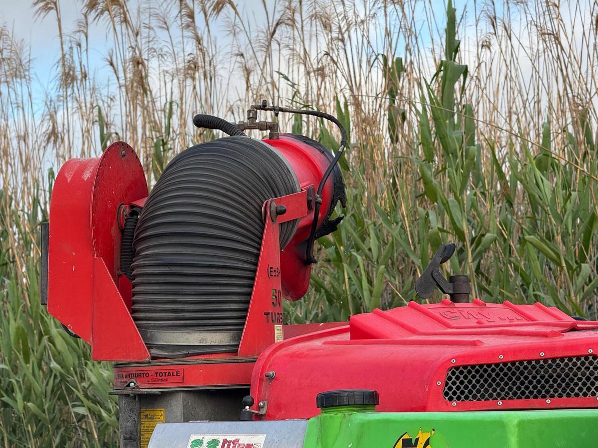 Equipamiento que permite la dispersión del tratamiento antimosquitos en las parcelas