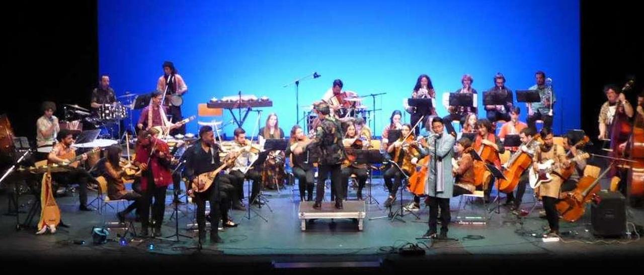 &quot;Riau Rythm&quot; y la Orquesta de Cámara de Siero, en el concierto del auditorio de la Pola.