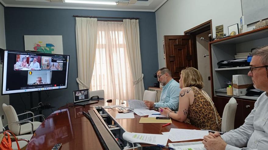 El alcalde de Langreo, al fondo, Marina Casero y José Antonio Cases, en primer término, durante la reunión. | LNE