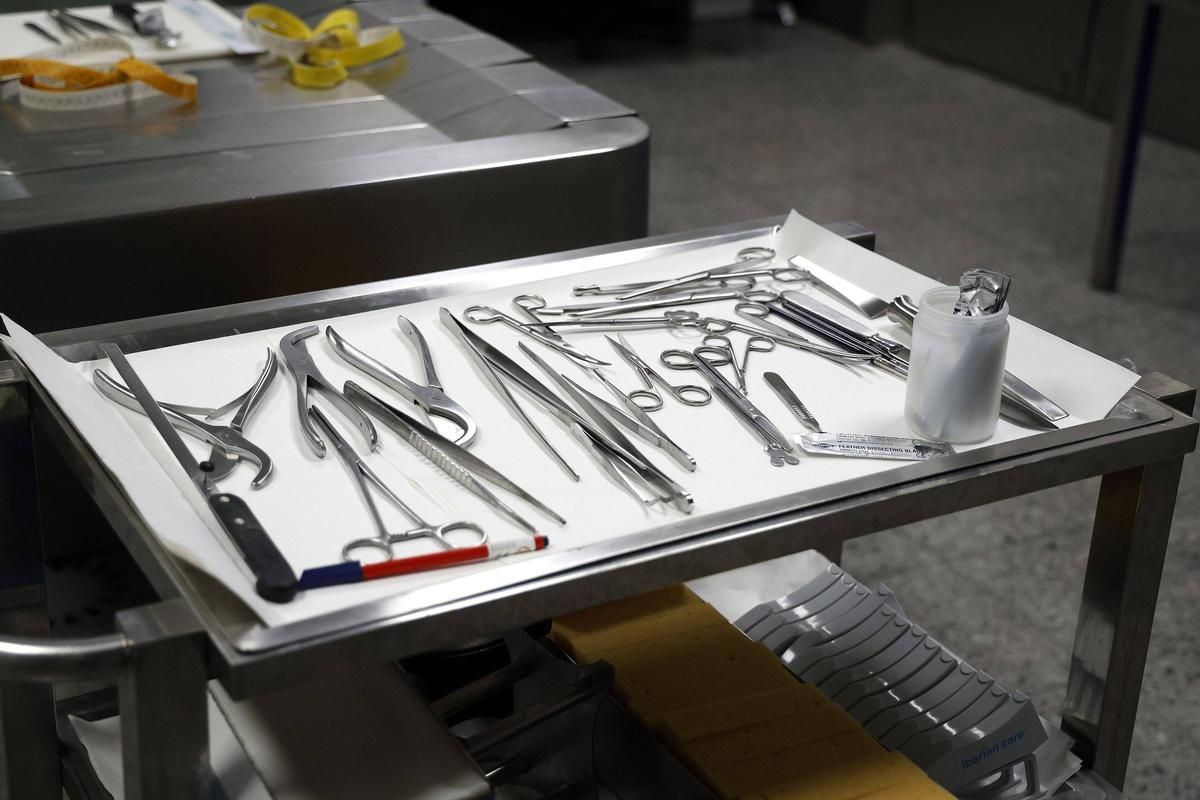 Material de autopsias en la sala de forenses del Clínico.
