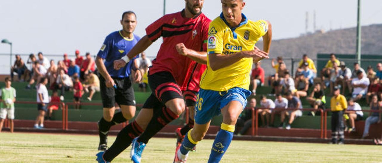 El delantero de la UD Carlos González encara la portería del CD Mensajero, defendida, por Ione, ayer, en el amistoso en el estadio Rosendo Hernández de Miraflores.