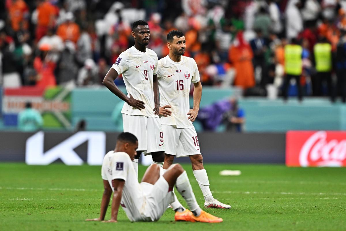 Al Khor (Qatar), 29/11/2022.- Players of Qatar react after the FIFA World Cup 2022 group A soccer match between the Netherlands and Qatar at Al Bayt Stadium in Al Khor, Qatar, 29 November 2022. (Mundial de Fútbol, Países Bajos; Holanda, Catar) EFE/EPA/Noushad Thekkayil