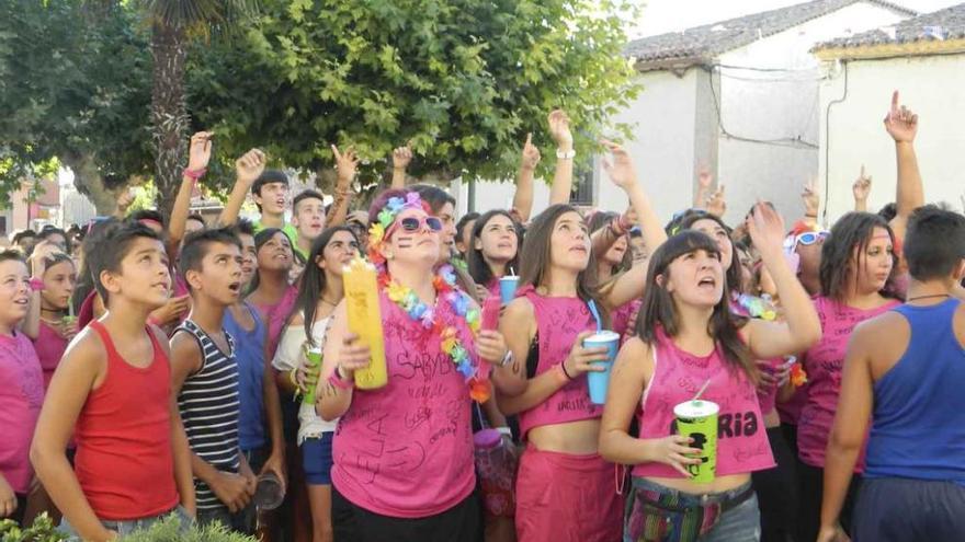 Un grupo de jóvenes durante unos pasados festejos en Villaralbo.