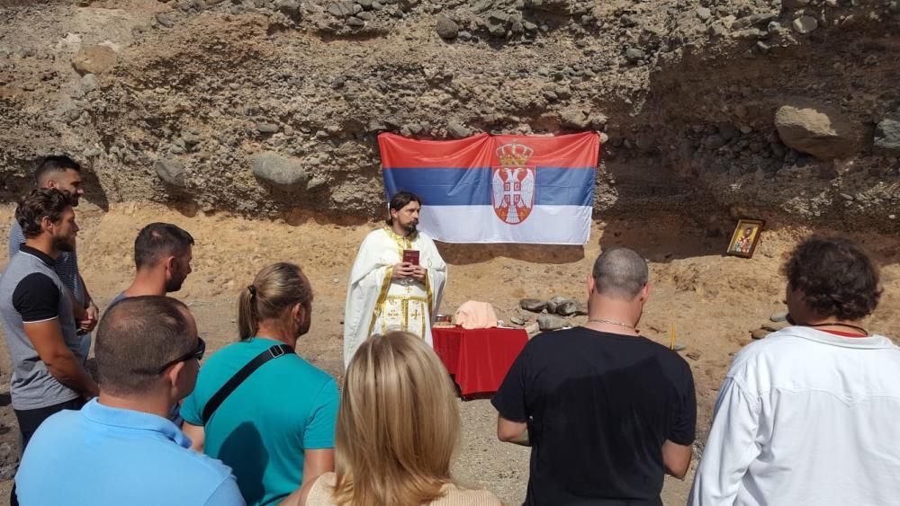 Misa serbia en una playa del Sur de Gran Canaria