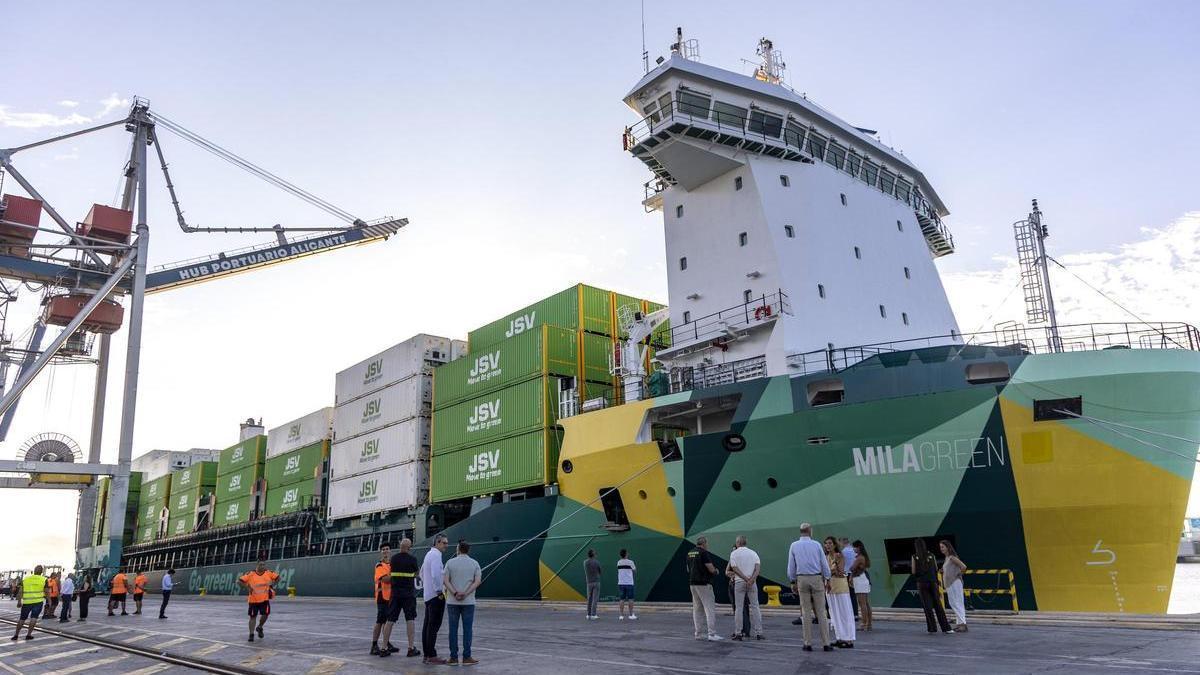 El Puerto de Alicante refuerza el tráfico de mercancías con Canarias y Turquía con el buque menos contaminante
