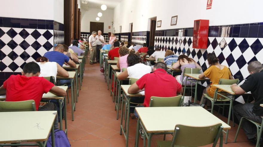 Pruebas para obtener el título de ESO para mayores de 18 años en el IES Cascales en el año 2012.