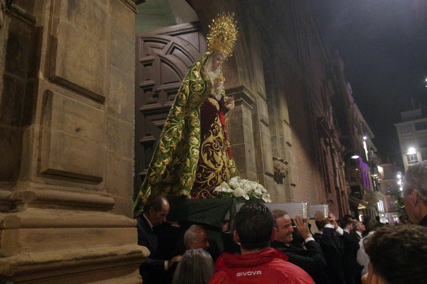 Traslado de la Virgen de Gracia y Esperanza, de la cofradía de Estudiantes, previo a la salida procesional extraordinaria por el 75 aniversario de la imagen