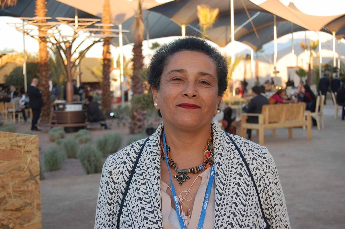 Jamila Bargach (en la foto), junto a la investigadora canaria María Victoria Marzol, ha instalado un sistema de mallas para capturar agua de la niebla.