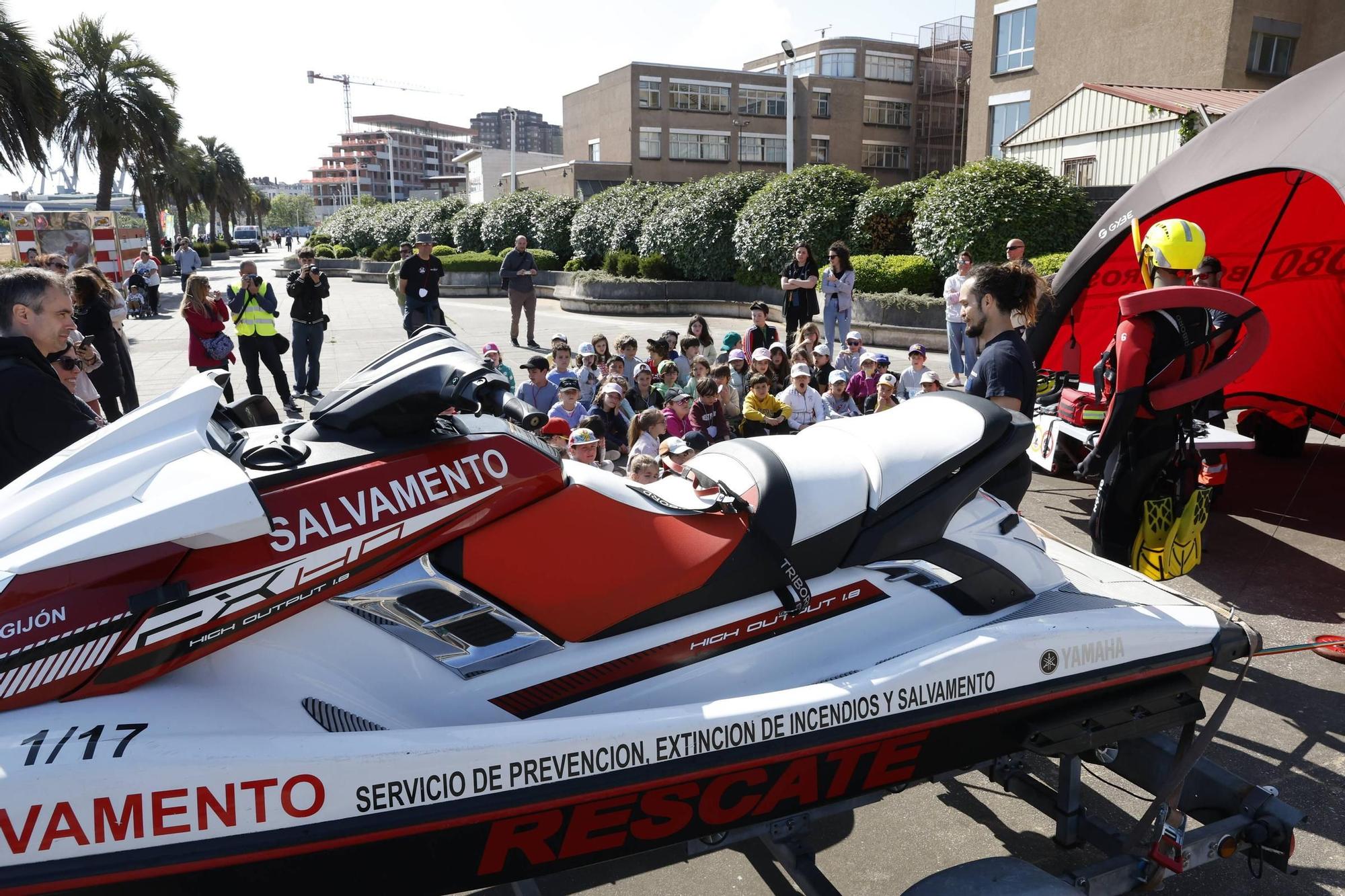 Así disfrutaron en el Arbeyal mil escolares de Gijón en el broche del proyecto "SwimSafe" del Santa Olaya (en imágenes)