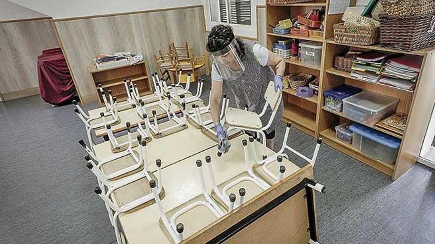 Una trabajadora de la &#039;escoleta&#039; de Santa Catalina limpiaba ayer el mobiliario de un aula.