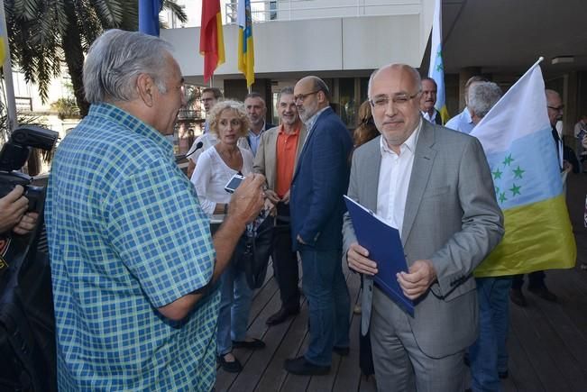 Las Palmas de Gran Canaria 21 Octubre 2016. El presidente del Cabildo, Antonio Morales, leyó un manifiesto en homanaje a.La bandera canaria con siete estrellas verdes que fue izada por primera vez en Gran Canaria en 1961 y causó una gran acogida entre la población, que pronto la asumió como propia como expresión de un sentimiento de identidad y sin ligarla a la reivindicación política con la que había nacido más de medio siglo antes.