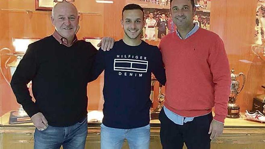 Joan Sastre posa con su padre y el director deportivo, Javi Recio.