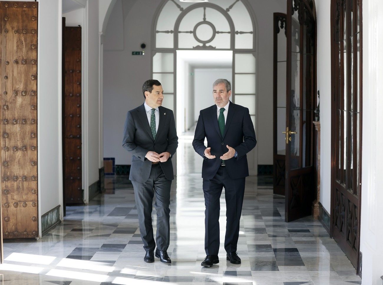 Imagen del encuentro de este miércoles entre los presidentes de Andalucía y Canarias, Juan Manuel Moreno y Fernando Clavijo