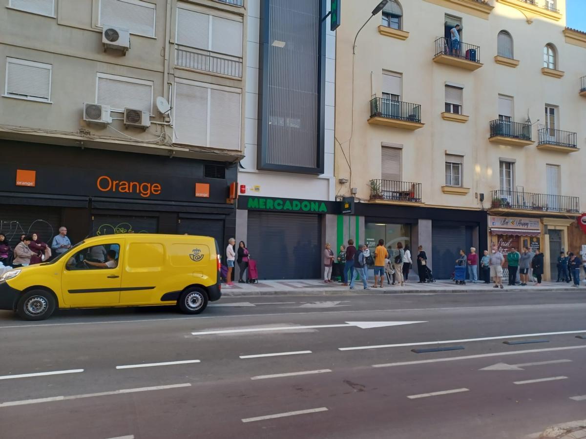 Clientes haciendo cola para entrar al Mercadona de calle Mármoles