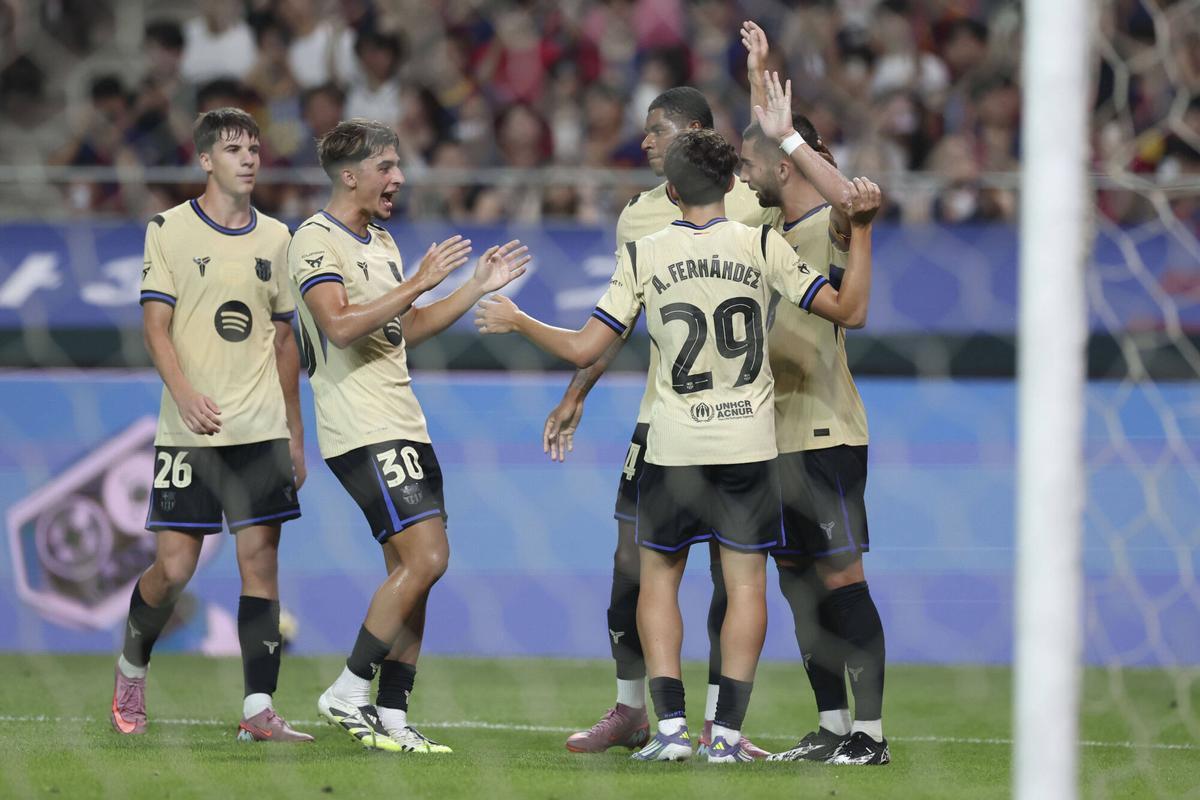 Ferran Torres, agasajado por sus compañeros tras marcar un gol en Seúl.