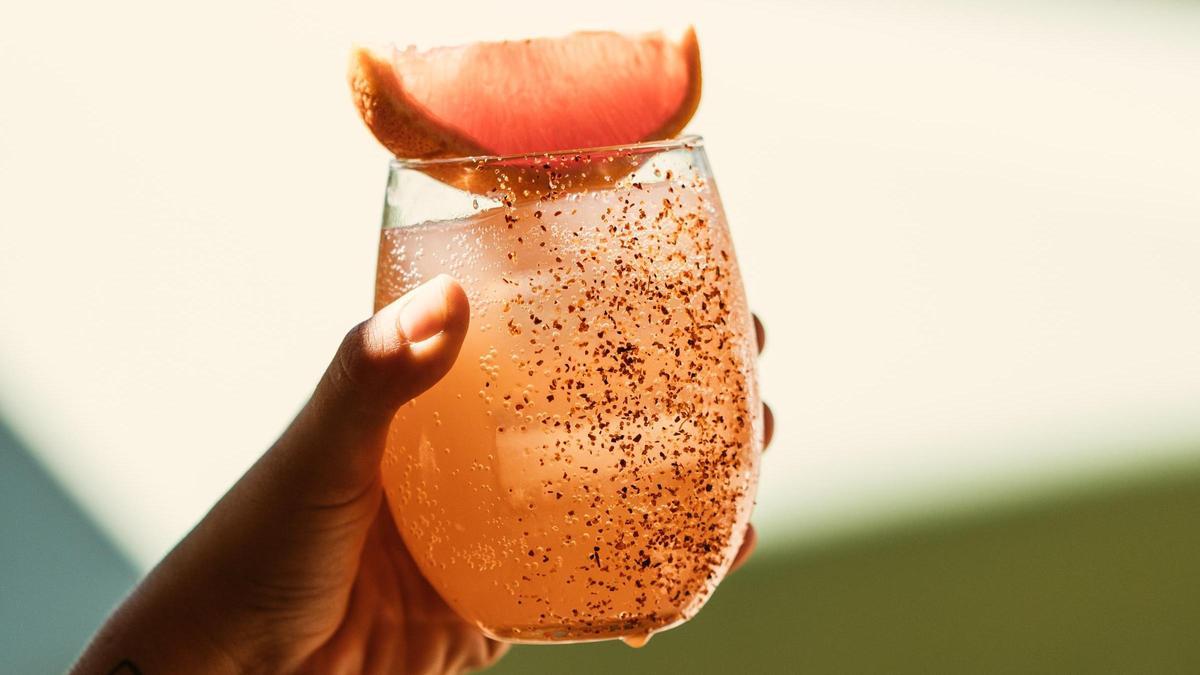 La carta de Pomelo Playa cuenta con una selección de cócteles y vinos del mundo.
