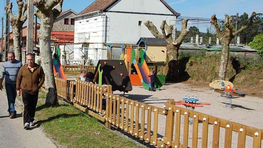 El parque infantil de Vilar de Infesta, en la Estrada do Galleiro, que será renovado. // FdV