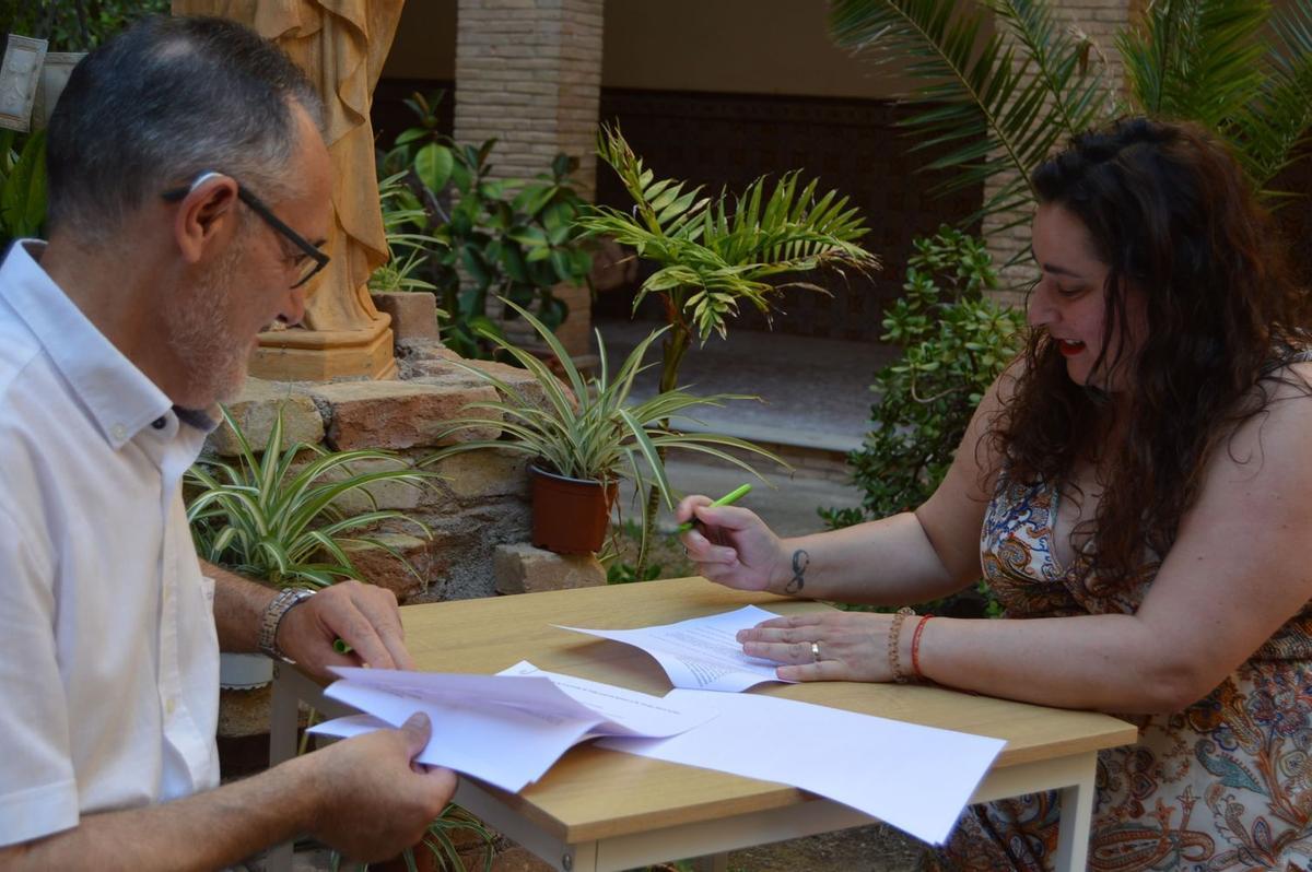 La edila Miriam Caravaca y el hermano mayor de la Venerable Orden Tercera del Carmen, Eliseo Alcázar, en la firma del protocolo de colaboración en favor del 'Cant de l a Carxofa'