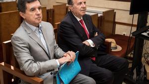 El expresidente del Govern balear Jaume Matas (i) y el exconseller de Interior y antiguo delegado del Gobierno José María Rodríguez (d), durante el juicio por el ’caso Over’ en la Audiencia de Palma de Mallorca.