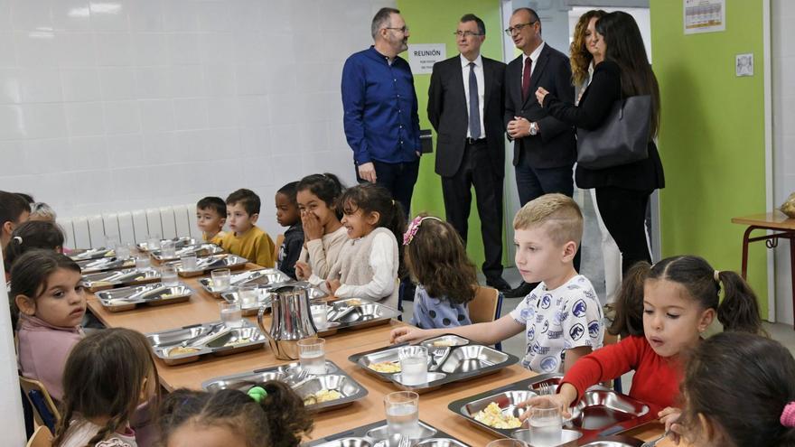 El alcalde de Murcia, José  Ballesta, y el consejero de  Educación, Víctor Marín, estuvieron  presentes en la inauguración junto al  director del centro, Román Ruiz, y la  presidente de la Junta Municipal,  Marta Cano.